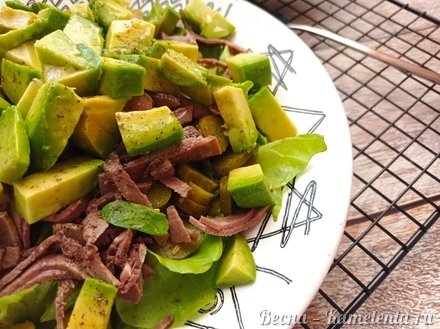 Приготовление рецепта Салат с говяжьим языком и авокадо шаг 8