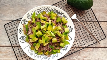 Салат с говяжьим языком и авокадо
