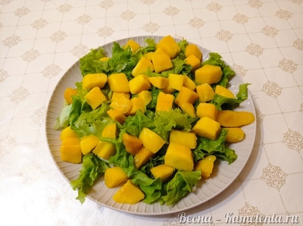 Приготовление рецепта Праздничный салат с манго шаг 3