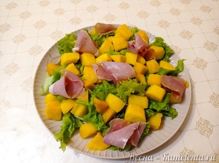 Приготовление рецепта Праздничный салат с манго шаг 4