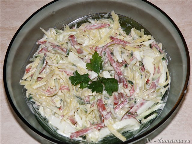 Рецепт салата с колбасой и сыром