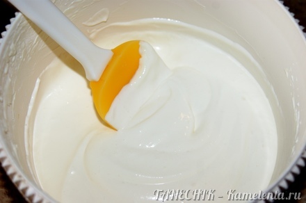 Приготовление рецепта Бисквит на горячем молоке со сметанно-йогуртовым кремом шаг 11