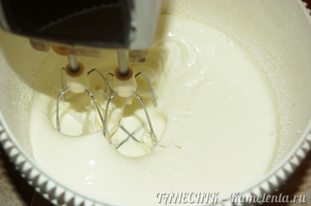 Приготовление рецепта Бисквит на горячем молоке со сметанно-йогуртовым кремом шаг 10