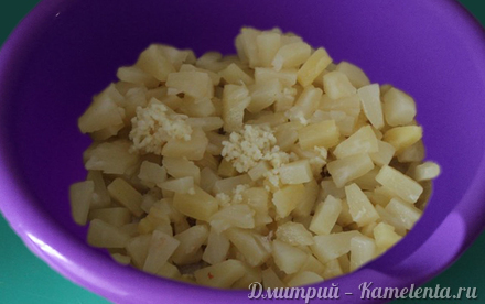 Приготовление рецепта Ананасы с чесноком и сыром шаг 3