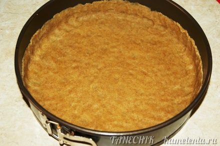 Приготовление рецепта Пирог с суфле из черной смородины шаг 6