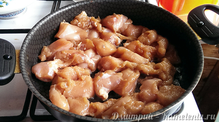 Приготовление рецепта Куриные грудки в соевом соусе с грибами шаг 6