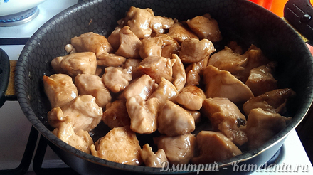 Приготовление рецепта Куриные грудки в соевом соусе с грибами шаг 7