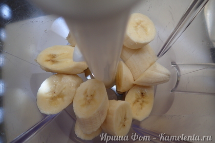 Приготовление рецепта Молочно-банановый коктейль шаг 2