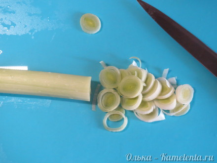 Приготовление рецепта Рыба в сливочном соусе с картофелем и луком пореем шаг 3