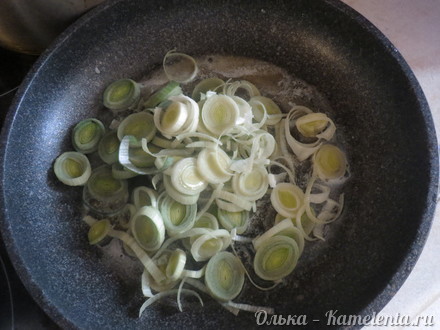 Приготовление рецепта Рыба в сливочном соусе с картофелем и луком пореем шаг 5