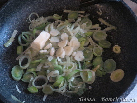 Приготовление рецепта Рыба в сливочном соусе с картофелем и луком пореем шаг 7