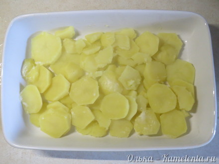 Приготовление рецепта Рыба в сливочном соусе с картофелем и луком пореем шаг 9