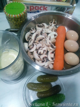 Приготовление рецепта Салат с грибами шаг 1