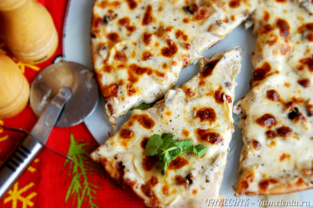 Приготовление рецепта Пицца с белым соусом и шампиньонами шаг 12