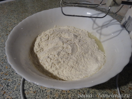 Приготовление рецепта Медовые кексы с шоколадной начинкой шаг 4