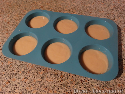 Приготовление рецепта Медовые кексы с шоколадной начинкой шаг 6