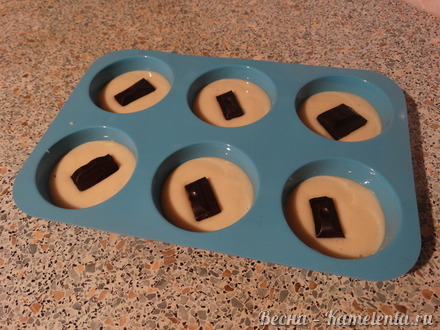 Приготовление рецепта Медовые кексы с шоколадной начинкой шаг 7