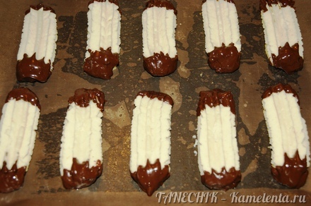 Приготовление рецепта Венское печенье с шоколадными хвостиками шаг 8