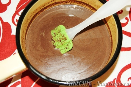 Приготовление рецепта Шоколадный кекс с &quot;сюрпризом&quot; шаг 5