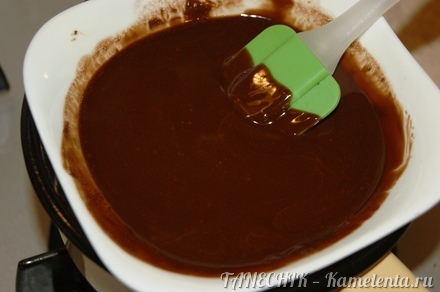 Приготовление рецепта Шоколадный кекс с &quot;сюрпризом&quot; шаг 15
