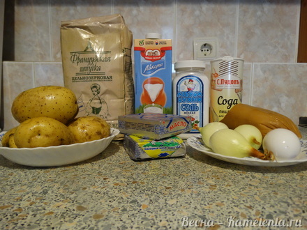 Приготовление рецепта Пирог с картофелем и колбасным сыром шаг 1