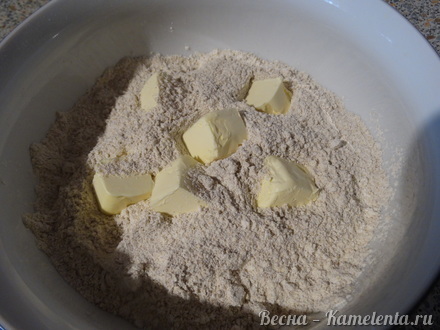 Приготовление рецепта Пирог с картофелем и колбасным сыром шаг 4