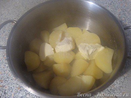 Приготовление рецепта Пирог с картофелем и колбасным сыром шаг 8
