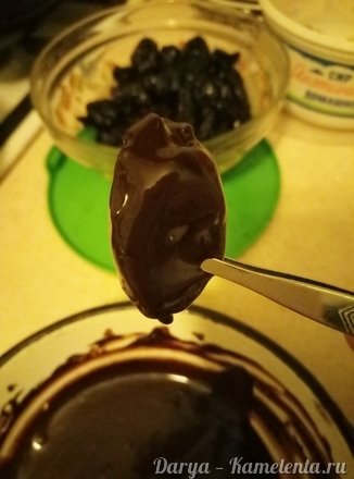 Приготовление рецепта Чернослив в шоколадной глазури шаг 3