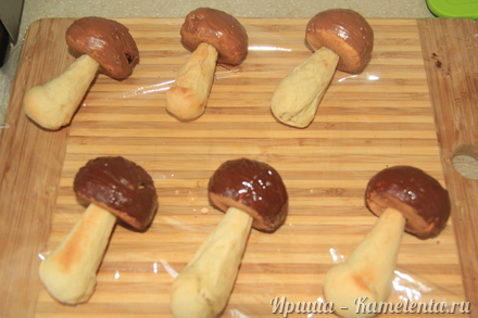 Приготовление рецепта Печенье &quot;Лесные грибочки&quot; шаг 15