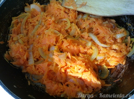 Приготовление рецепта Хек запеченный с морковью и луком шаг 4