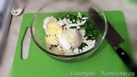 Приготовление рецепта Салат с луком и яйцом шаг 2