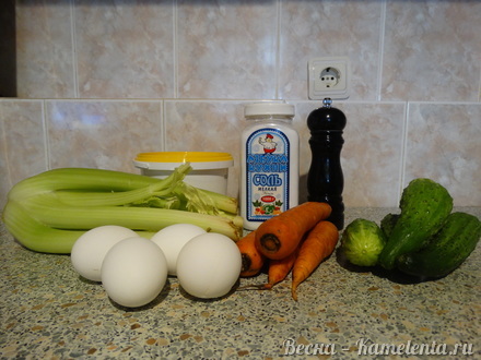 Приготовление рецепта Салат с сельдереем и яйцом шаг 1