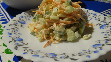 Салат с сельдереем и яйцом