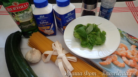 Приготовление рецепта Паста с креветками и цукини шаг 1