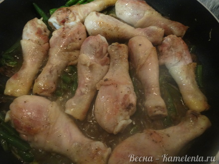 Приготовление рецепта Куриные голени в сливочном соусе шаг 11