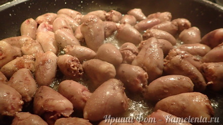 Приготовление рецепта Куриные сердечки с грибами в сметане шаг 3