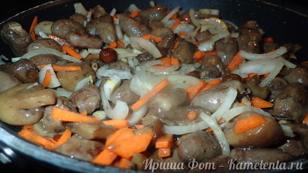 Приготовление рецепта Куриные сердечки с грибами в сметане шаг 5