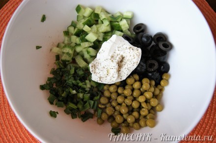 Приготовление рецепта Салат с креветками и  маслинами шаг 3