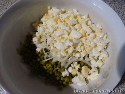 Приготовление рецепта Салат из зелёного горошка с яйцом шаг 10