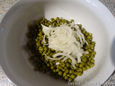 Приготовление рецепта Салат из зелёного горошка с яйцом шаг 9