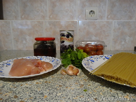 Приготовление рецепта Паста с томатами черри и маслинами шаг 1