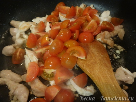 Приготовление рецепта Паста с томатами черри и маслинами шаг 6