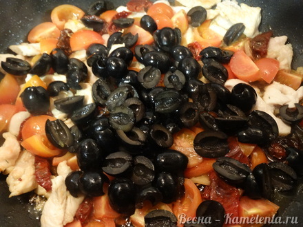 Приготовление рецепта Паста с томатами черри и маслинами шаг 9