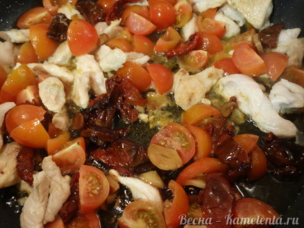 Приготовление рецепта Паста с томатами черри и маслинами шаг 7