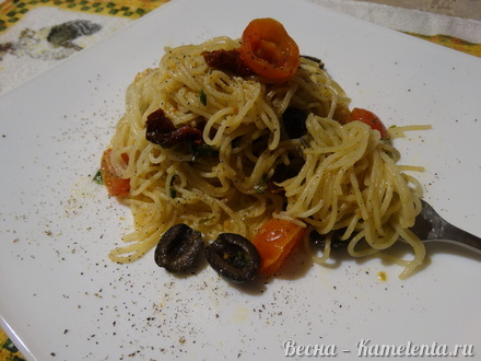 Приготовление рецепта Паста с томатами черри и маслинами шаг 10