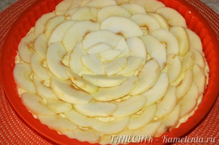 Приготовление рецепта Творожный пирог с яблоками и кокосовой карамелью шаг 5