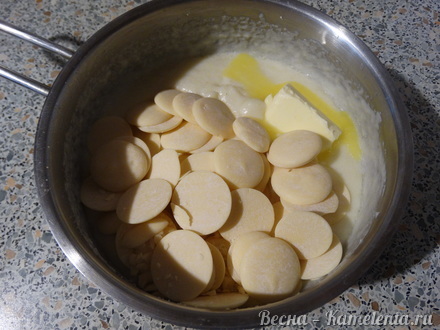 Приготовление рецепта Манный пудинг с белым шоколадом шаг 4