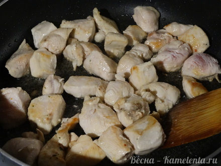 Приготовление рецепта Куриная грудка с брюссельской капустой и карамелизированной морковью шаг 5