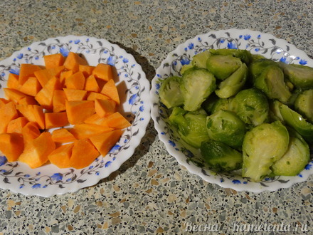 Приготовление рецепта Куриная грудка с брюссельской капустой и карамелизированной морковью шаг 3