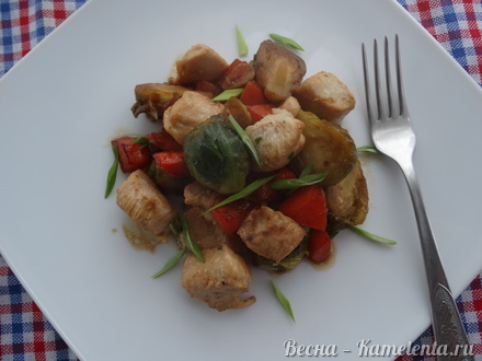 Приготовление рецепта Куриная грудка с брюссельской капустой и карамелизированной морковью шаг 11